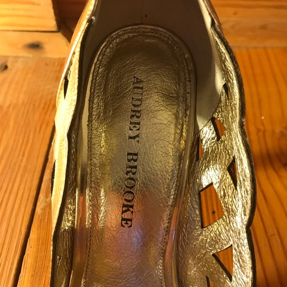 Audrey Brooke Gold Scalloped Heels, EUC, 7.5 - Picture 4 of 15
